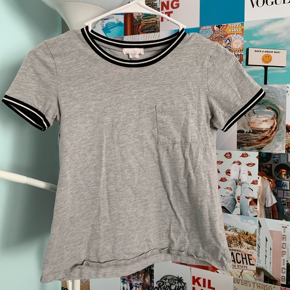 grey shirt sleeve cropped tee
